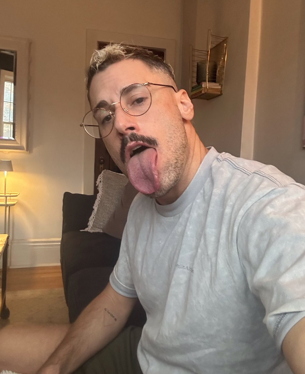 AnthonyLancast's tweet photo. I think I would be great at a gloryhole https://t.co/olNrXJETf3