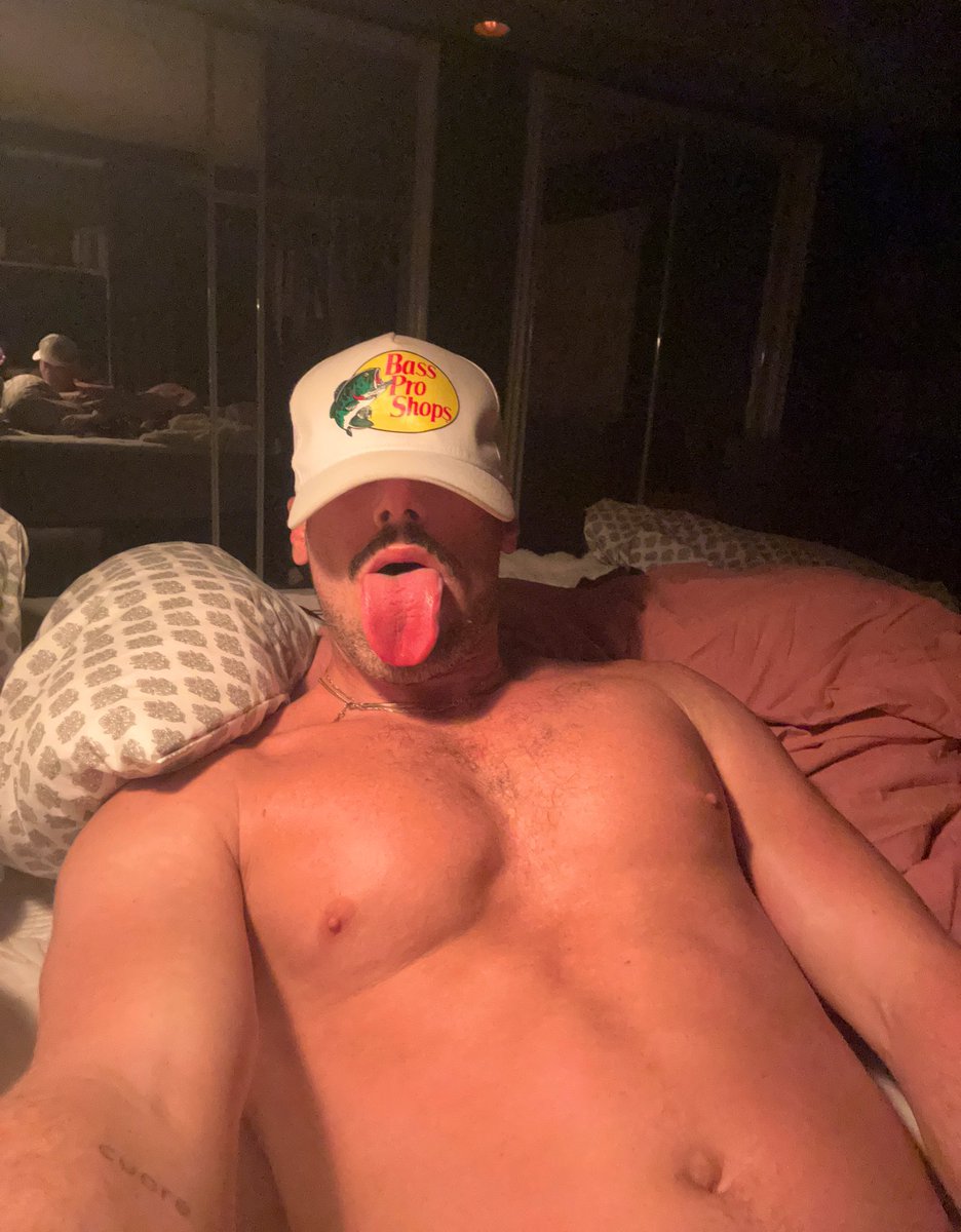 AnthonyLancast's tweet photo. I think I would be great at a gloryhole https://t.co/olNrXJETf3