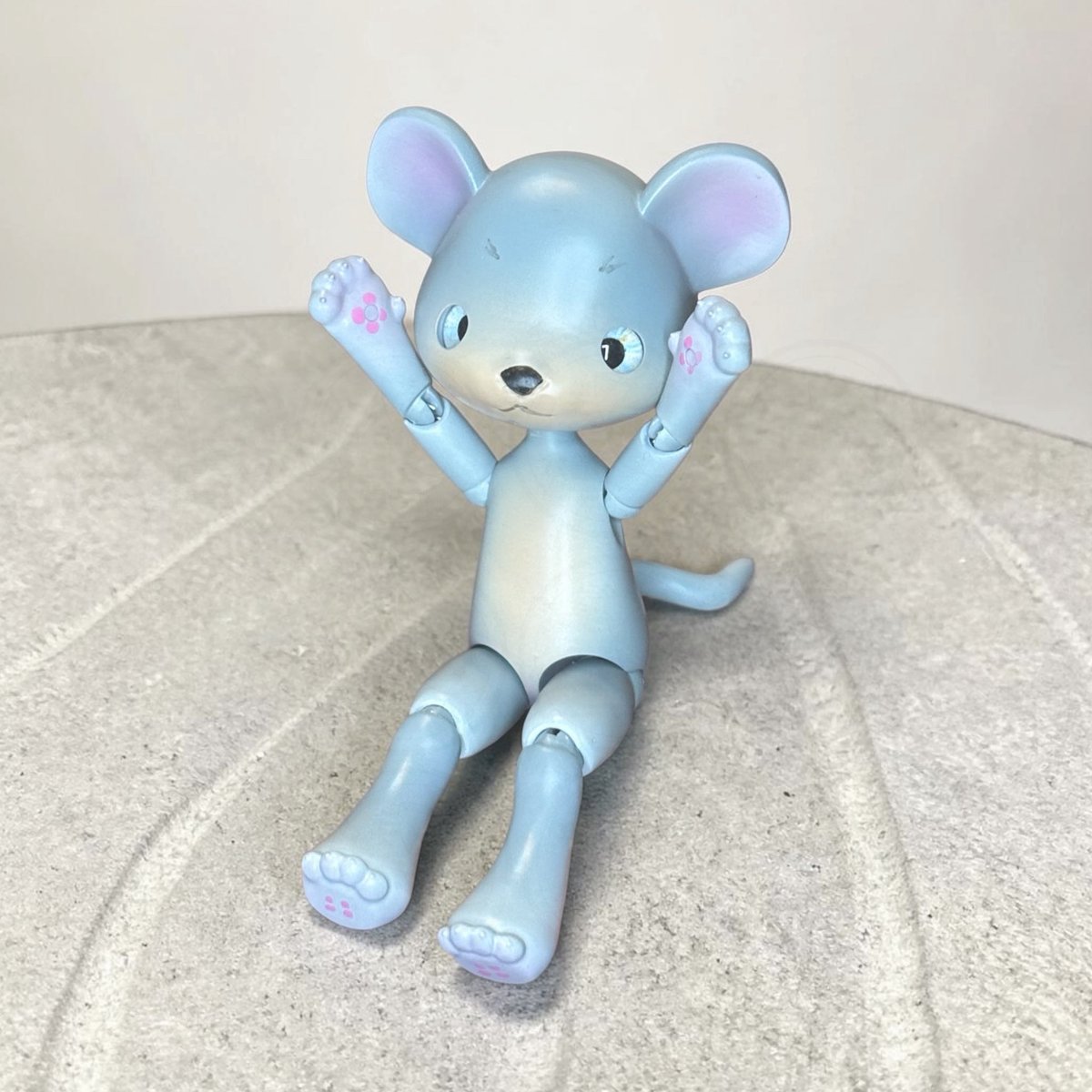 【灰色シリーズ】
灰色ネコちゃんと灰色ネズミちゃん

明るい青寄りの灰色のドールちゃん達です
どちらもキラキラのグラスアイを使ってます

5月の #クリマ で会いに来てくださいね💕

#3Dプリンター #オビツ11サイズ