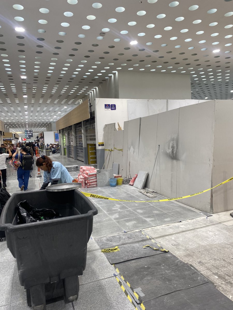 flores_crespo's tweet photo. De la escasez de baños de varones en el @AICM_mx, surge una figura: el cadenero del baño que nos pregunta si vamos al “1” o al “2”. La escena adquiere tintes de surrealistas cuando asumimos la misión pedagógica de explicar a los extranjeros el significado de este código🇲🇽#VisitMx https://t.co/kq1VBSMKeH