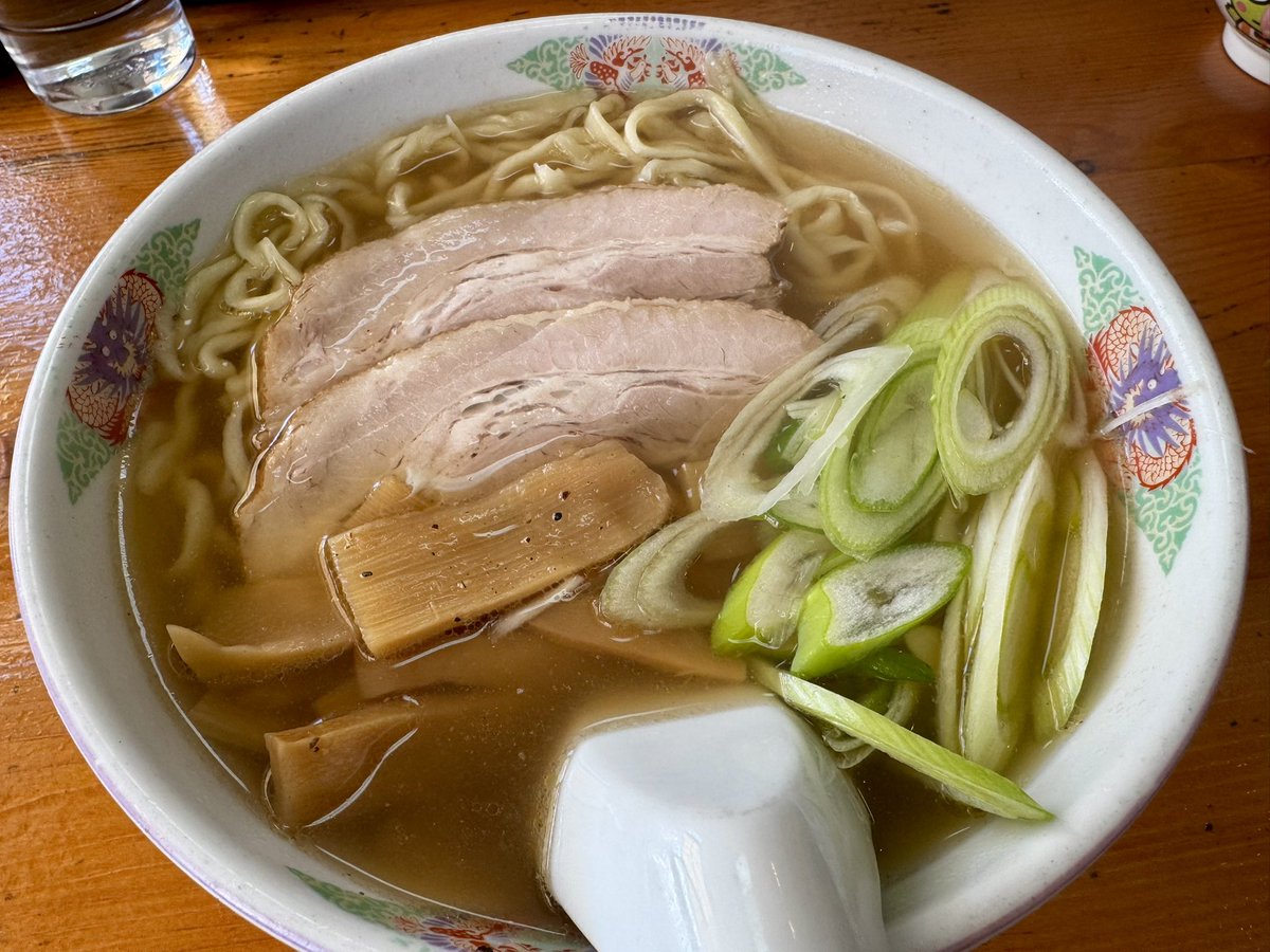 umasugimen_5's tweet photo. ウマスギィィィ！！！
佐野で佐野ラーメンを食べるなら『唐沢亭』へ！！有名店が大行列を作る中、地元に愛されるこちらは比較的待ち時間少なく、最高の佐野ラーメンが食べられる！澄んだスープにちゅるちゅる麺、旨み満載のチャーシュー！餃子とチャーハンもうまい！！！ https://t.co/jGdqalHMv4