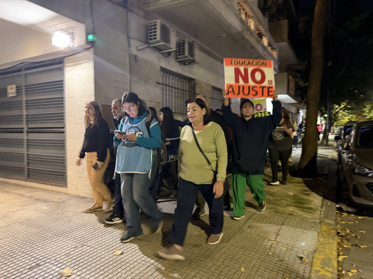 geminiani1963's tweet photo. 🚨 Estuvimos en el #Semaforazo, defendiendo la Escuela Spinetta de Núñez. Este lugar es clave para los chicos que quedaron fuera del sistema educativo.

El gobierno quiere cerrar cursos, ¡no lo podemos permitir! Junto a @mbarroetavena , dijimos fuerte: #LaEscuelaNoSeToca 💪 https://t.co/TiPi3FSzd4