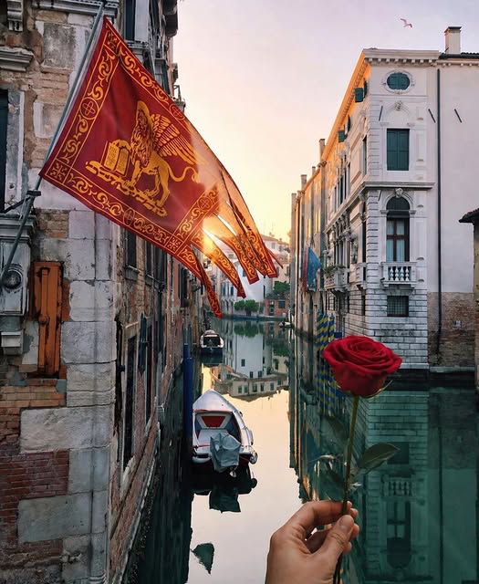 RClausura's tweet image. Condivisione storica dalla pagina "Venezia non è Disneyland":
Come ogni anno, doppia festa il 25 Aprile a Venezia: oltre alla Liberazione, si festeggia anche il patrono della nostra città, San Marco. Rigorosamente col bocolo 📷
#storia #venezia #sanmarco #festadellaliberazione