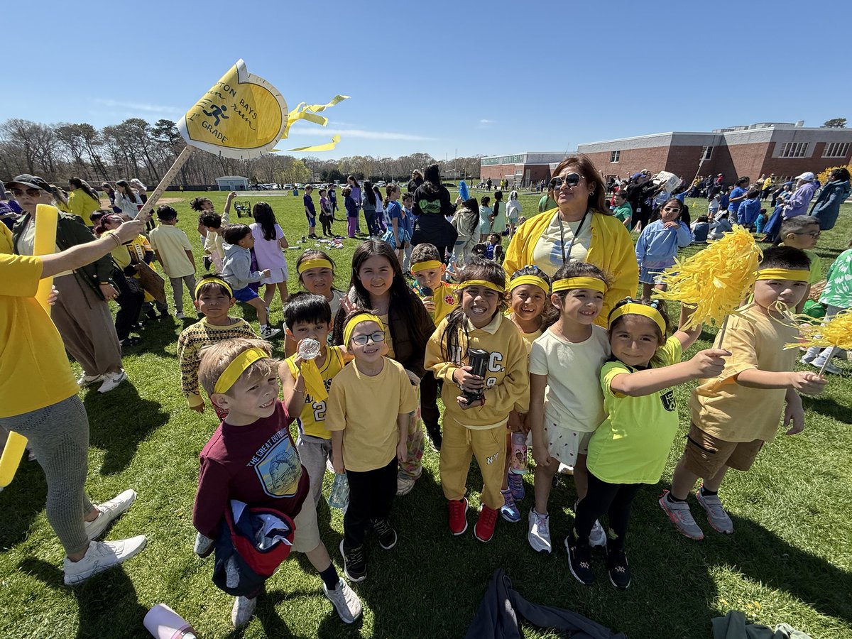 Mrs_Schick_HB's tweet image. A beautiful day for our Fun Run!💛@HamptonBaysES #WeAreHB #FunRun
