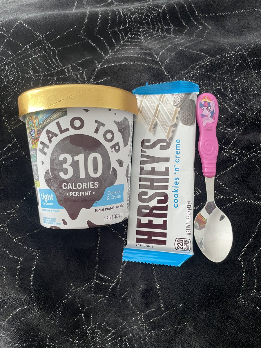 glittercupcak's tweet image. Today’s #omad / #eats !!

I’m not even fully done eating and I’m posting this.. eating an entire pint of ice cream made me feel sick and full, who would’ve guessed ?!

530cal, 18g protein, 18g fiber

It’s good I’ll try more halo top flavors but I wouldn’t have this one again