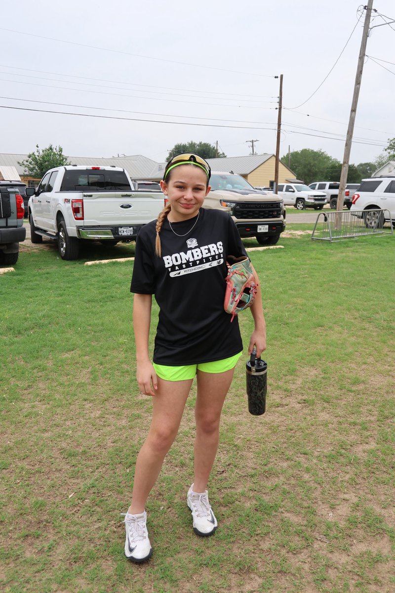 leyadlt2030's tweet photo. Welp.. today was supposed to be a rest day. Ended up going to Devine and landed on the little league field. It was cool being able to help and share some tips to the littles ๐คฉ๐ฅ๐ซถ. #fyp #athlete #devinetx #softball https://t.co/1R9CIKQAa9