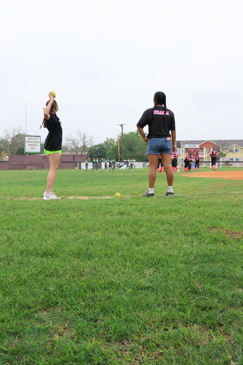 leyadlt2030's tweet photo. Welp.. today was supposed to be a rest day. Ended up going to Devine and landed on the little league field. It was cool being able to help and share some tips to the littles ๐คฉ๐ฅ๐ซถ. #fyp #athlete #devinetx #softball https://t.co/1R9CIKQAa9