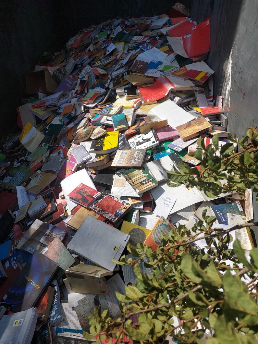 Ontem, 24/4, a prefeitura de Osasco jogou no lixo o acervo de livros da Biblioteca Municipal Monteiro Lobato, fechada em 2020, com a promessa de uma reforma, o que não se concretizou. O motivo alegado foi o de que estavam com fungos. Estavam mesmo? Informações de <a href="/cadusimoes/">Cadu Simões</a>