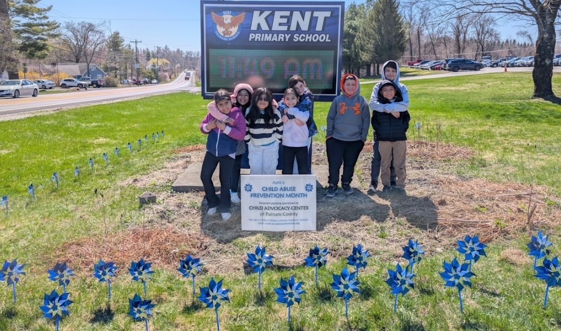 PutnamCAC's tweet photo. Grateful for the support from Carmel Schools in joining the CAC for the Pinwheels for Prevention Campaign 💙
Each pinwheel planted is a symbol of a shared commitment to creating safe childhoods for all. Thank you to the students and staff! https://t.co/7teCdYtNGC