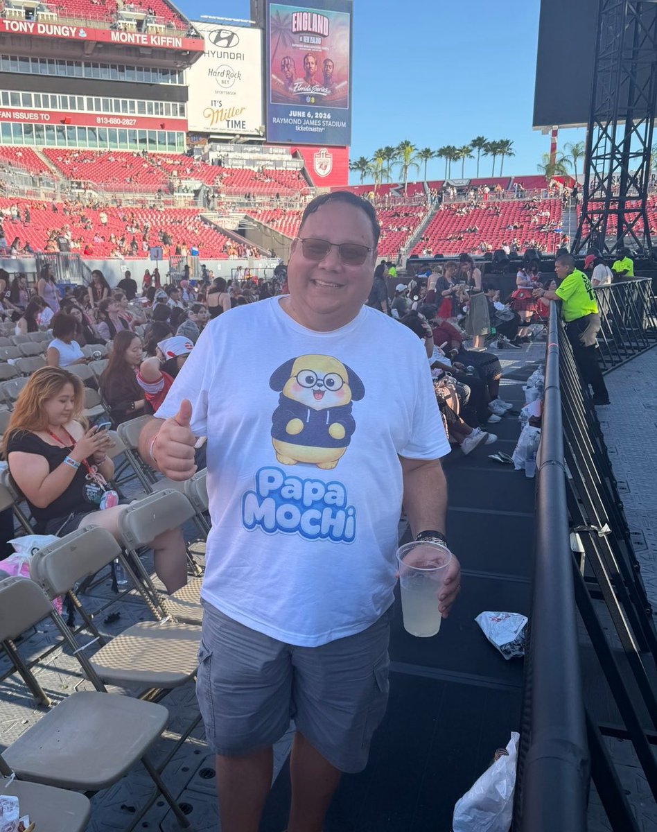 jm_dogs's tweet photo. aparentemente oq fez o jimin parar pra gravar e cair pra trás de rir no soundcheck foi um senhorzinho com 1 blusa do papa mochi mds menino molenga 😭 https://t.co/YpHf70ICX6
