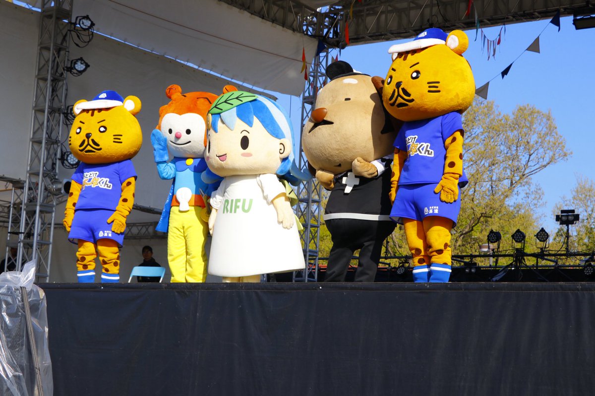 chocoemon_kawa's tweet photo. 朝のラジオ体操🤸お疲れ様チョコ☀️
気持ちのいい朝になったチョコ〜💛
アラバキ2日目も盛り上がって楽しんでいこうチョコね〜🫶🏻🫶🏻🌸

#アラバキ
#arabaki
#ARABAKI2026 
#川崎町
#チョコえもん https://t.co/weJxGsT3nc