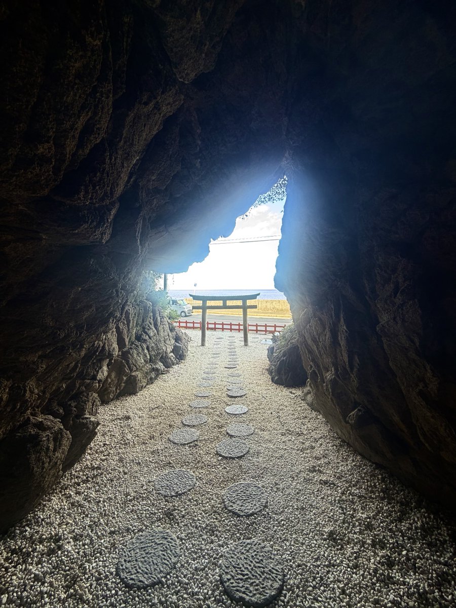 【淡路島🧅安乎岩戸神社】⛩️洞窟内から鳥居方向を見ると、その岩の形が淡路島の形に見えるという、神秘的なフォトスポット。そしてパワースポット。
#安乎岩戸神社
#淡路島
#パワースポット