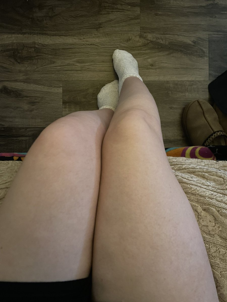 NeeNeeNeon's tweet photo. Fluffy socks and cute legs, what’s better than this for real? #foot https://t.co/QPuqF9xlqv