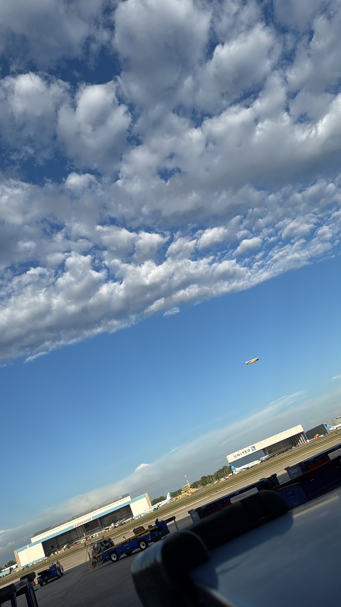 only1makye's tweet photo. @GoodyearBlimp hi wyd up there https://t.co/PGBnlNEWUN