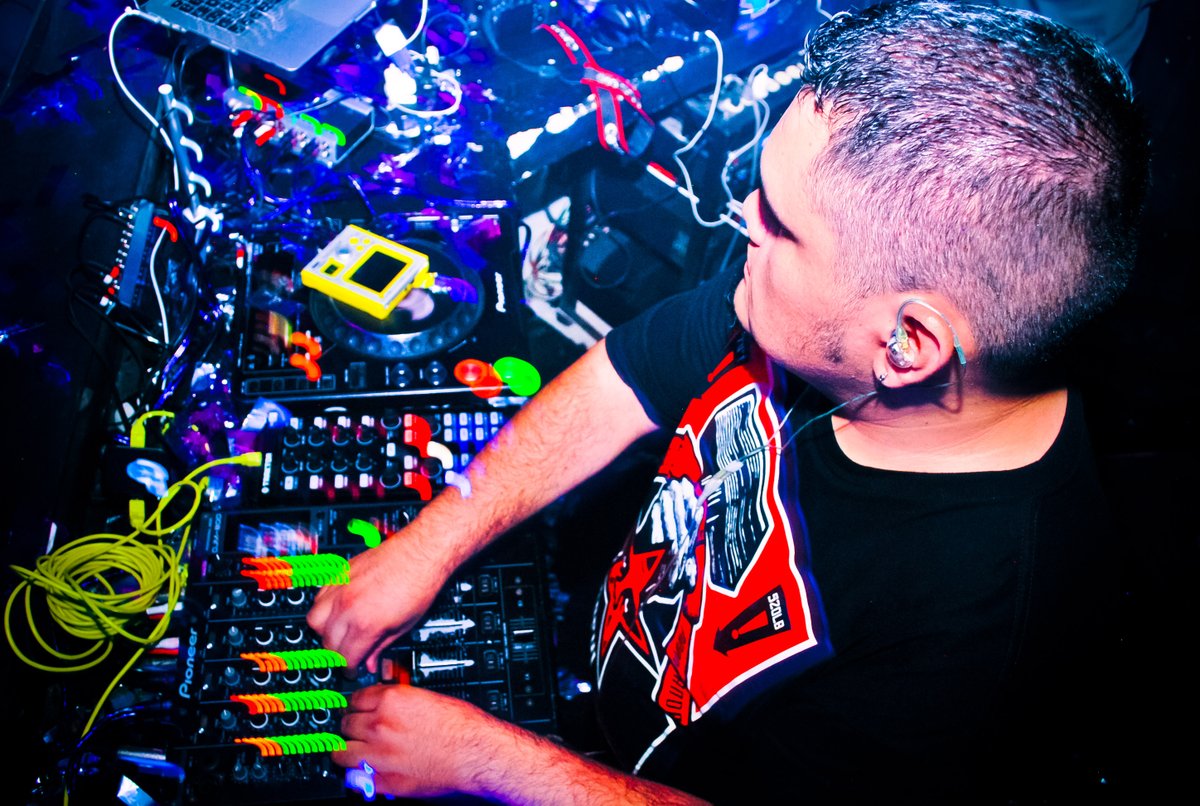 djjosespinnin's tweet image. Classics on Vinyl está EN VIVO 🎧
Hoy: TRANCE. Vocal anthems, progressive journeys, uplifting moments y mucho sentimiento.
👉 twitch.tv/josespinnincor…
#trancefamily #twitchdjs #realdjing #vinyldj