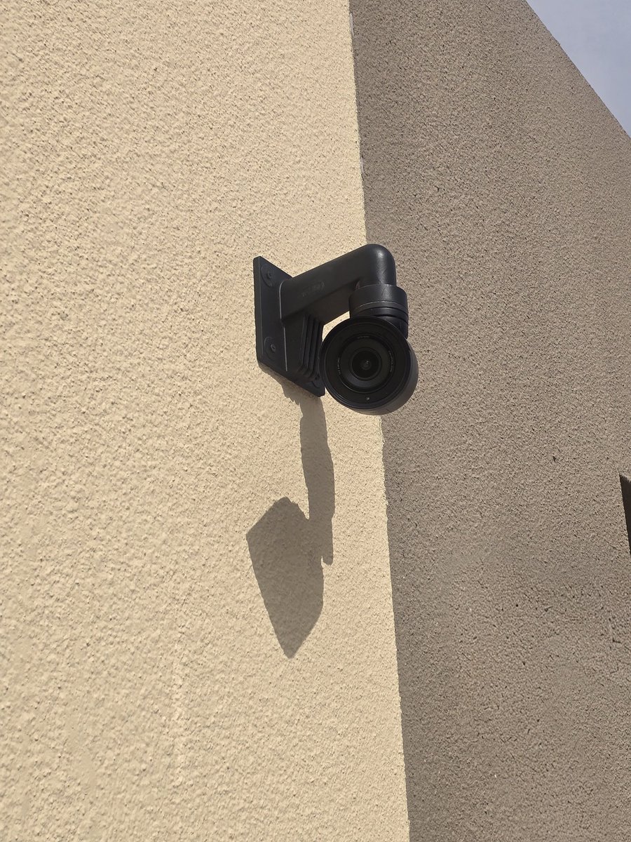 AHMEDALSHAR1F's tweet photo. مو أي تركيب يوصل لهالمستوى… 👀
G6 Pro Bullet &amp; G6 Turret من @Ubiquiti 🖤
تفاصيل حادة، رؤية ليلية واضحة، وكشف ذكي يشتغل فعليًا مو بس أرقام 📹
لكن الزبدة 👇
زوايا مدروسة + تنفيذ نظيف = تغطية كاملة بدون أي نقطة عمياء 🎯
النتيجة؟ نظام أمني يعتمد عليه 100% 👌 https://t.co/ZcgDlio3SO