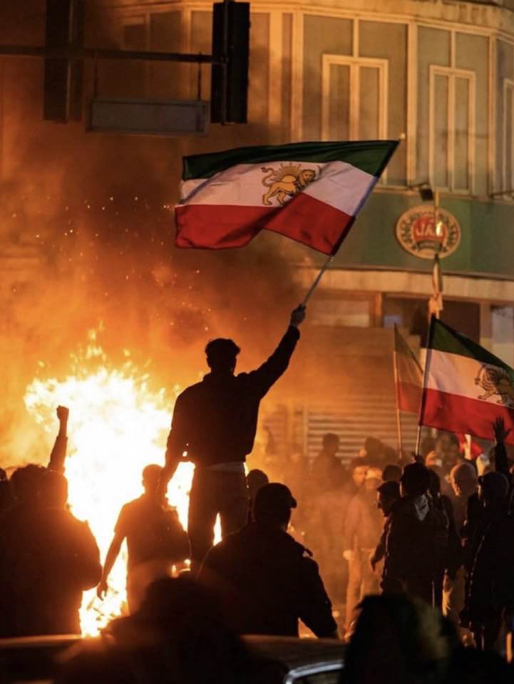 F_Fois's tweet photo. 🚨 La fine della Repubblica Islamica dell’Iran è in vista.

Non arriverà da bombe estere. Arriverà da una frattura interna brutale e da un conto in banca in collasso.

L’IRGC ha preso efficacemente il controllo. https://t.co/YUma01vuw4