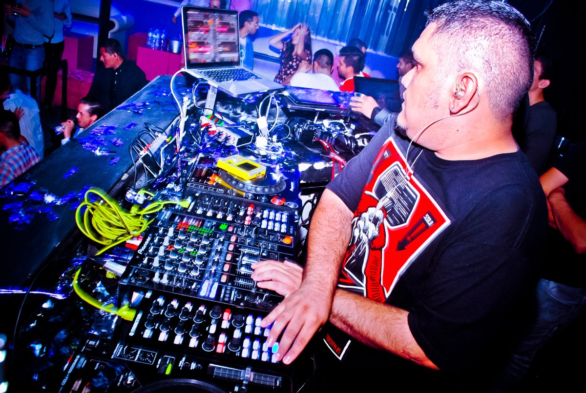 djjosespinnin's tweet image. La cabina está encendida.
El trance está sonando.
Y los vinilos están haciendo magia. ✨
Únete ahora: twitch.tv/josespinnincor…
#trancefamily #twitchdjs #realdjing #vinyldj