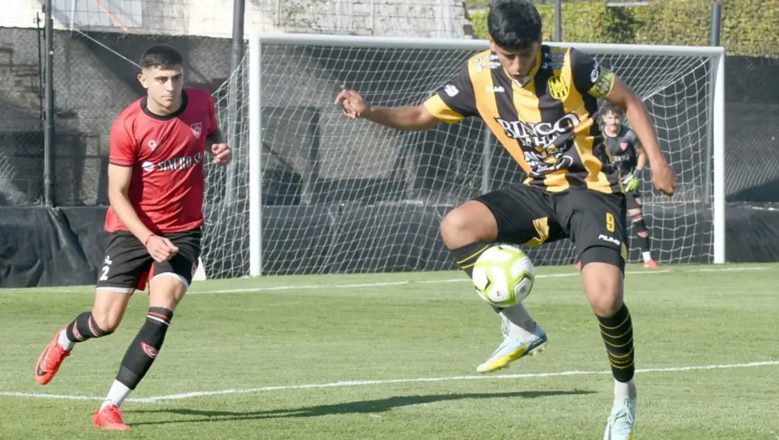 DaleOlimpo's tweet image. ⚽️ Liga del Sur. Fecha 7. #Olimpo 3 #Dublin 0.

▪️El equipo de González formó con: Geist; Ithurriague, Reyes, Osinaga, Vega; Acosta, Sgattoni, Santamarina; J. Vidal, Colmenares y W. Vidal.

▪️En la próxima jornada, el aurinegro recibirá a Pacífico (BB).