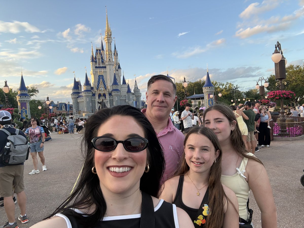 BuyBoxMaverick's tweet image. Got to make some memories and take the kids to Disney world this week paid for with miles and cash back! #cashback #amazon #amazonfba