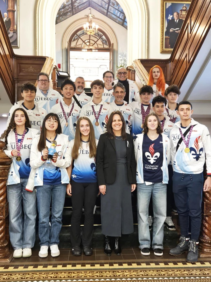 Bon débarras! On se souviendra d'Isabelle Charest comme une ministre du Sport qui n'aura rien fait pour les équipes nationales du Québec pendant 8 ans. Ici, à l'Assemblée nationale avec notre équipe du Québec, on sentait qu'elle ne voulait pas être là. 
Honte à elle!