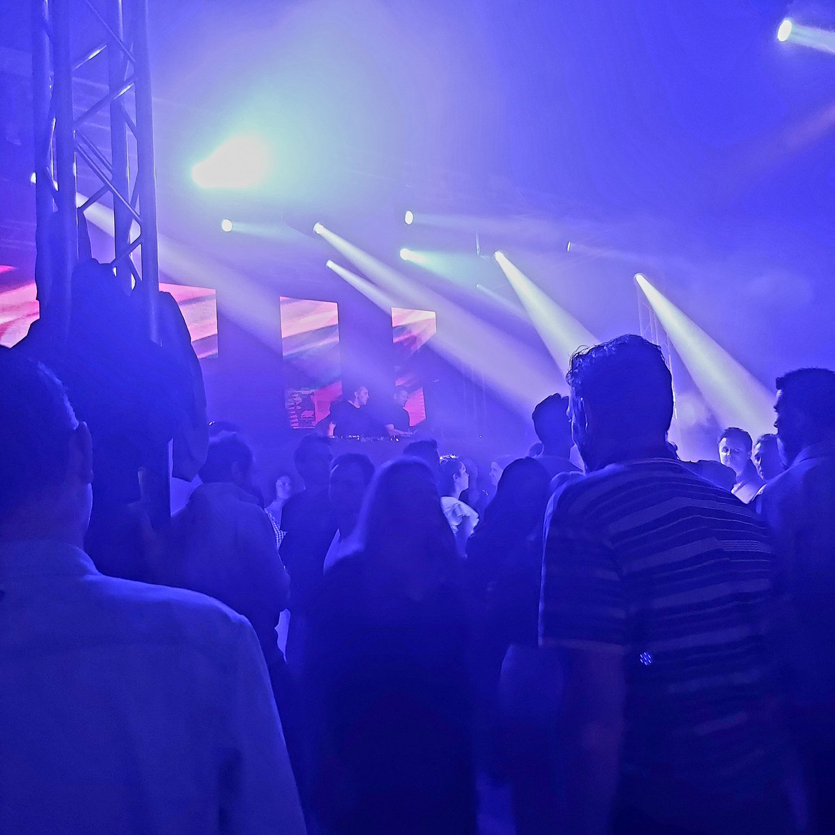 charlottedekoe's tweet image. Nog eens lekker uit de bol gegaan op 'Zepperen danst!' Een grote tent op de boerenbuiten, een goede dj en heel het dorp dat feest. Elk jaar weer om naar uit te kijken. #party #sinttruiden