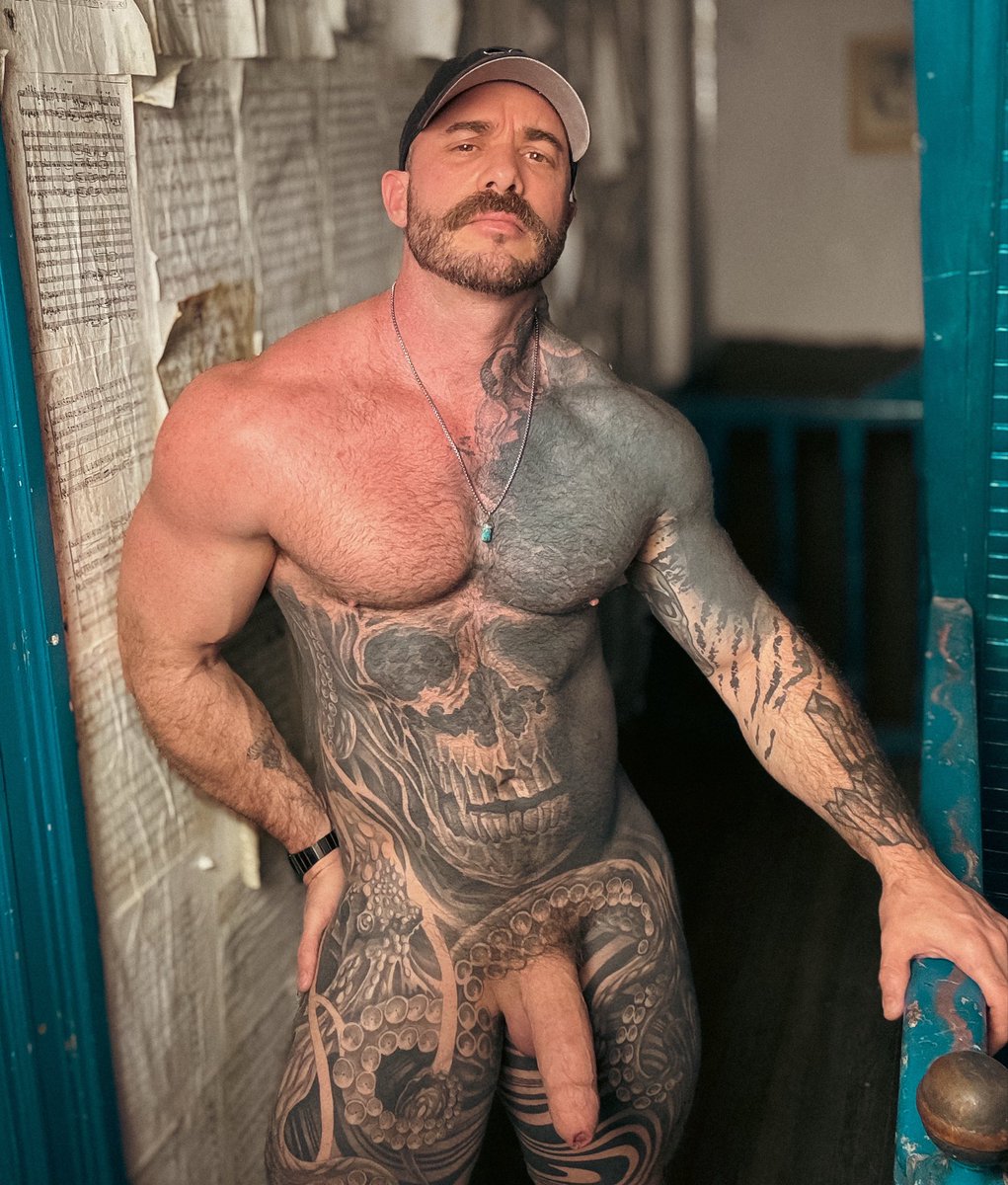 Naked the pose looks better? Verdad?