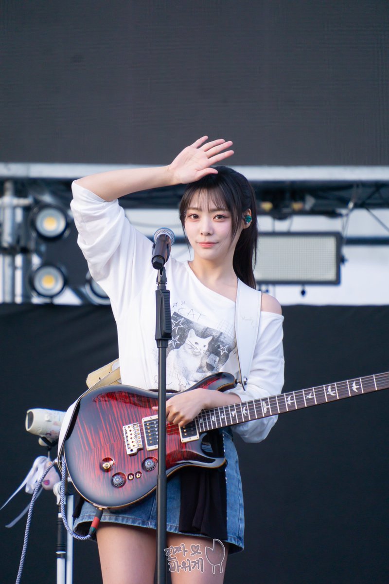 낮아지는 저녁 하늘 아래로
오렌지빛 커튼이 또 내리고
참 길었던 이 하루도 잘 견뎌줘
고마워 (짝짝)

260425 히어로 락페스티벌

#qwer #시연 #이시연 #시요밍 #siyeon
<a href="/siyo_min/">밍 ᴿ</a>