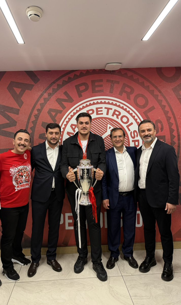 ahmetnas72's tweet photo. Hatırlıyor musun Ali abi;
Hep bugünün hayalini kuruyorduk...
❤️🤍🏆
#BATMANPETROLSPOR❤️🏆🤍 https://t.co/HisvGSN2CD