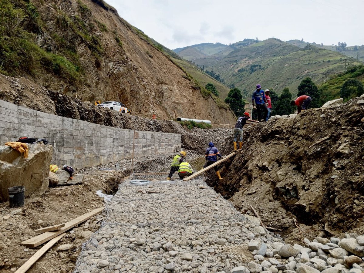 prefecturaloja's tweet photo. 🚧 Vía #SaucesNorte - #Solamar - #Jimbilla
Las obras que protegen y previenen continúan. Construimos muro de hormigón y gaviones en el sector del kilómetro 5, cuidando la vía y a nuestra gente.
#MancinoPrefecto #PalabraDeGanadero https://t.co/kK2vDyJWN9