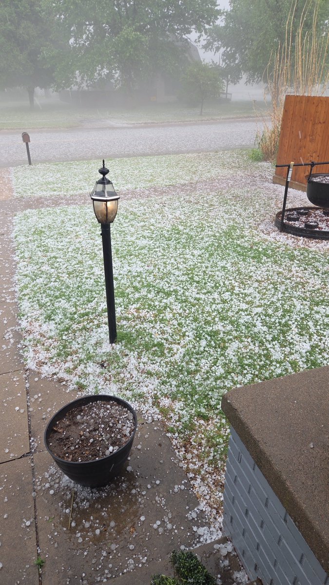 FarmedThat's tweet photo. @snodgrss 
Slow release moisture in Macksville KS. https://t.co/JOZWTGp1Ps