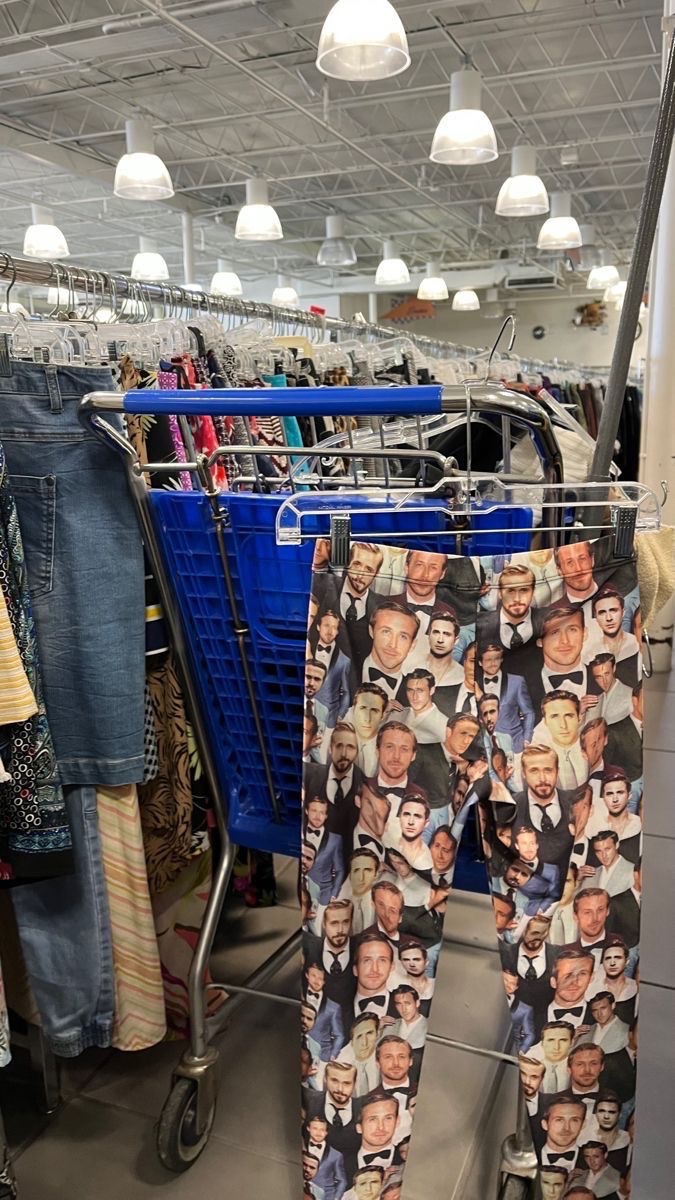 imsohenry's tweet photo. Went shopping at the ryan gosling store https://t.co/xnKDMo81gu