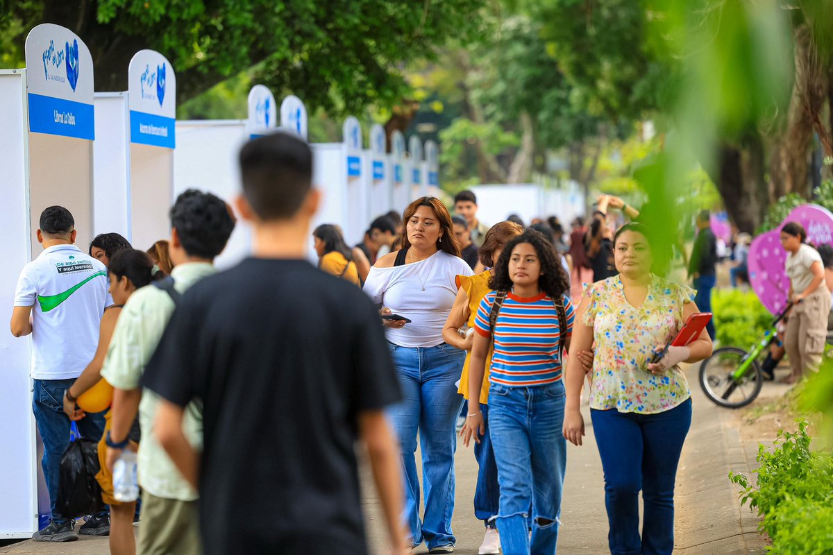 #FeriaDelLibro | Este sábado continúa, por segundo día consecutivo, la 1.ª Feria del Libro El Salvador 2026, una iniciativa impulsada por el Despacho de la Primera Dama, Gabriela de Bukele, en coordinación con el Ministerio de <a href="/culturasv/">Ministerio de Cultura</a>. 

Esta actividad se desarrolla en el