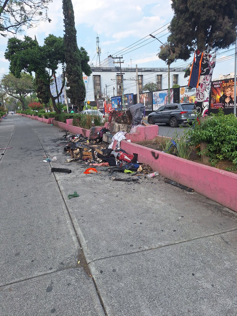 elRussoluna's tweet photo. Y así Calzada de Guadalupe llena de basura y de indigentes  @AlcCuauhtemocMx que asco de calle https://t.co/MoVuS0CrkH