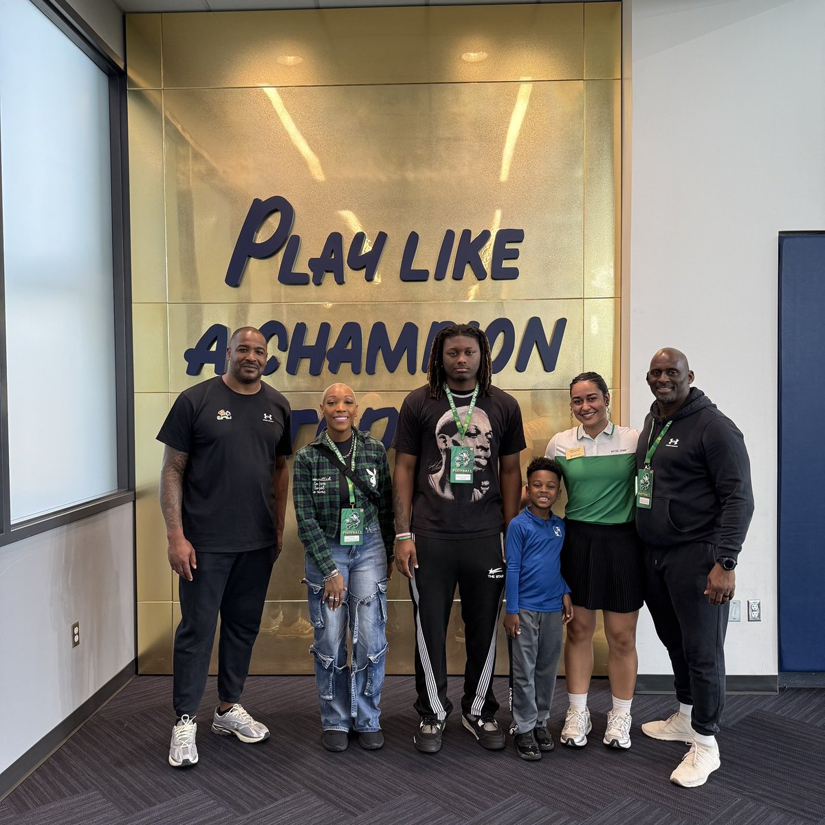 Xaviermuhamma24's tweet image. Great time at Notre Dame. Built some real relationships and got a feel for the culture. Appreciate you Coach @Marcus_Freeman1 @djbryant13 @CoachPartridge and the entire recruiting staff for having me and my family! @NDFootball ☘️ 

#StudentAthlete #GrindSeason #KeepPushing