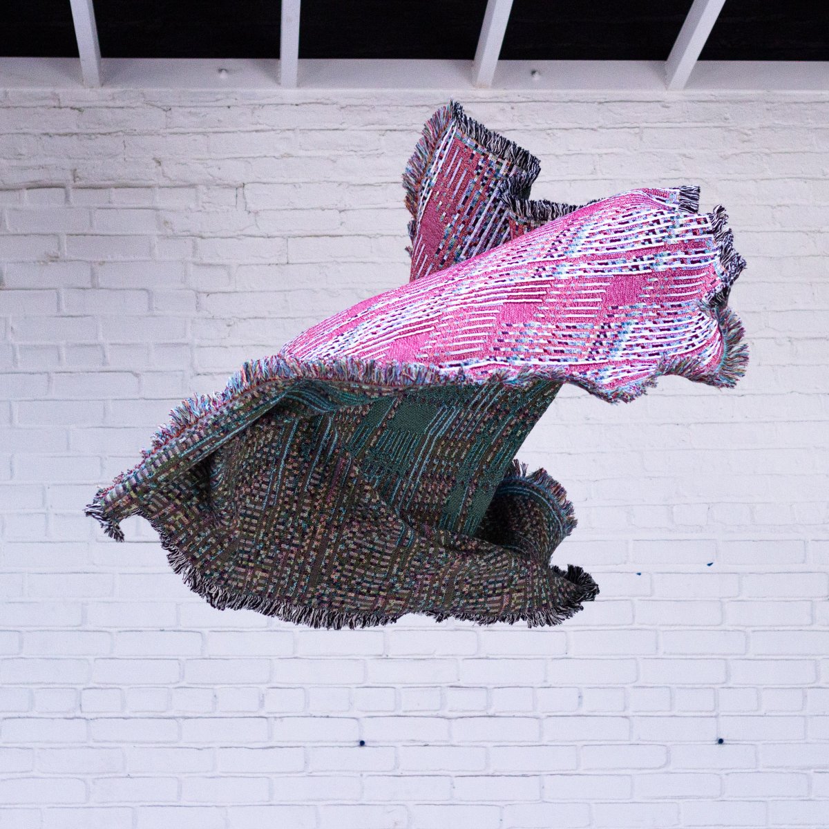 GlitchTextiles's tweet photo. Sky Gallery Photo Shoot

1. 2015 Throws - Display detail
2. Cherry Bomb Throw - In flight

https://t.co/0j31lq0BgM

#generative #style #creativecoding #algorithmicdesign #processing #glitchtextiles #textiles #textiledesign #textileart #woven https://t.co/82hHldcHP2