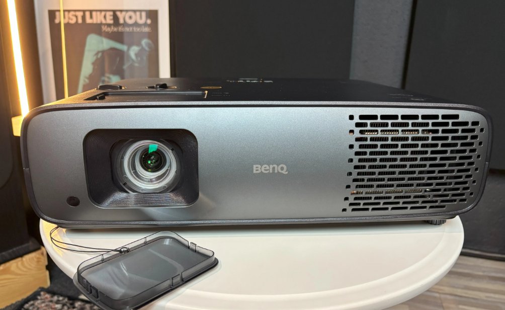 projectorreview's tweet image. The BenQ W4100i has a horizontal and vertical lens shift allow users to align the image to the screen without distorting the image

Learn more: bit.ly/4a5MTb6

#ProjectorReviews #Projector #BenQ #W4100i