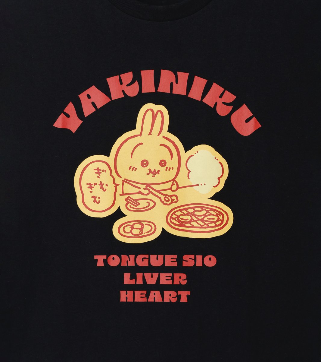 ＼ 夏が近づくと焼肉食べたくなるよねッ🥩 ／

タン塩、レバー、ハァ〜ㇳ。ぎむぎむと焼肉を嗜むうさぎと注文メニュー。
焼肉の油が飛んでも安心なブラックのボディと
レトロカラーのプリントがポイントです。

屈伸する #ちいかわ たちのデザインとのセット販売です。