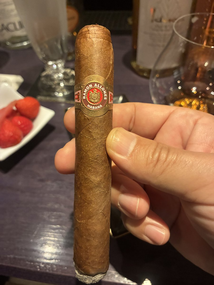 Smokecigarman's tweet photo. アロネスNo.3
せっかく3本持って出たのに思いの外酔ってしまってこの1本でお腹いっぱいに
残りの2本はお隣にいらした方とマスターにお裾分けしました
#協会葉巻 #葉巻 #habanos #RAMONALLONES https://t.co/jIiyCvjb3R