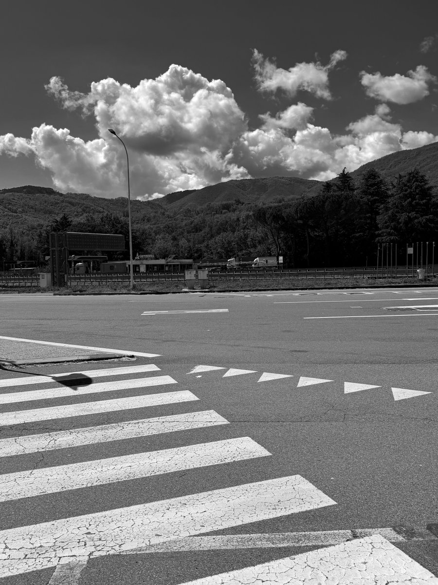 Alonein43672278's tweet image. #photography #blackandwhite #road #lines #streetlamp #hills #clouds