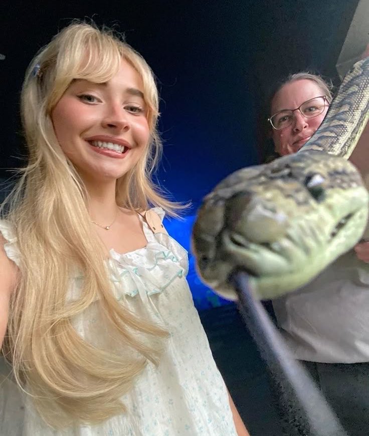 cainespresso's tweet photo. rare pic of sabrina carpenter and barry keoghan https://t.co/fvLi2to8lZ
