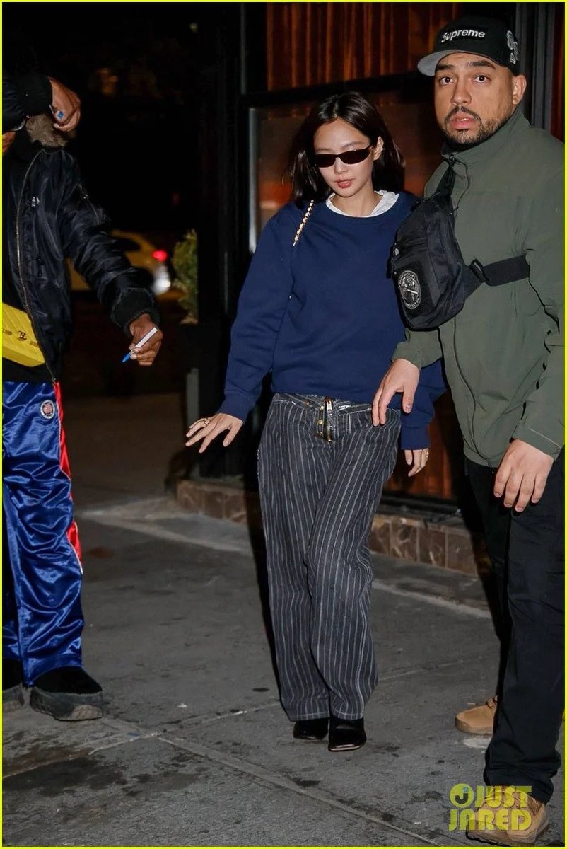 DC 제니 갤러리 tweet media