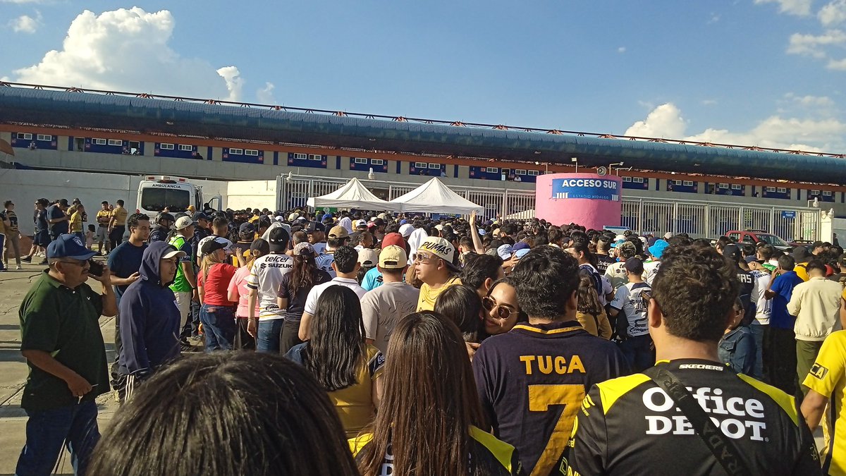 oscareslp's tweet photo. Que paso @Tuzos 2hrs para entrar al estadio y aún sin entrar y ya empezó el juego, no inventen. Así como cobran abran un boleto a mitad de precio por su ineficiencia para ingresar https://t.co/W6hMAeH6EF
