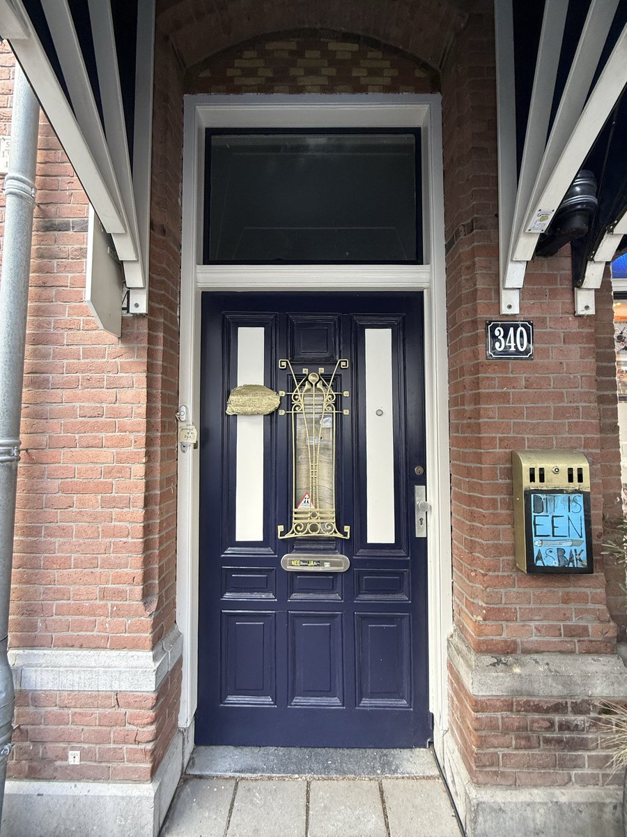 course8cheduler's tweet image. Finally making @sheenz_m_ and @DoorsNo3828 happy with this door from The Hague. Grape hue, not as cheerful, but still nice.

#AlphabetChallenge #WeekPforPurple #nocontextdoors #doors