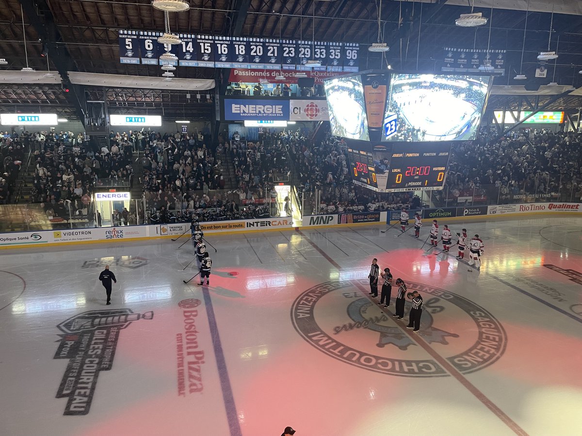 StephRDSJunior's tweet image. Beaucoup d’ambiance à Chicoutimi. Match no2 demi-finale #LHJMQ 

#Huskies vs #Sagueneens

Devant les filets toujours Samuel Meloche vs Lucas Beckman 

Rouyn-Noranda mène la serie 1-0