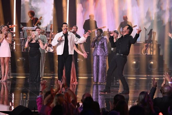 Lukebryanfv's tweet photo. Singing #JesusIsLove with some people I love. How are y’all liking these #SongsOfFaith? #idol https://t.co/qKY374vnvv
