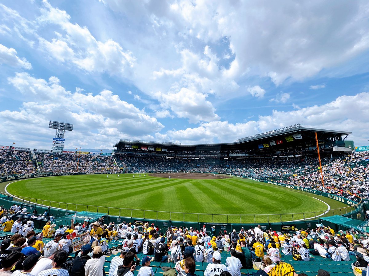 taisuke415's tweet photo. きのう、甲子園球場へ行ってきました‼️
甲子園でケツタオルを掲げてる人って……ケツメバカは何でもできる⁉️
試合は2ー2の引き分けでしたけど、楽しかったです‼️
ハァー、LIVE行きたい‼️次は来月の名古屋2日目に参戦です👍✨

#阪神タイガース #広島カープ戦 #阪神甲子園球場 #野球 #ケツメイシ https://t.co/wRDbU6VhOB