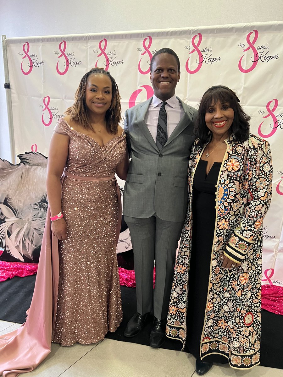 TheDrWood's tweet image. Truly honored to receive the 2026 Compassionate Caregiver Award from amazing @myskcle founder/CEO/#breastcancer warrior Sherri White. Also great reuniting with @cwcheath &amp;amp; our first 2 #NAVAH navigators — Ursula Burnette &amp;amp; Tamika Smith!
@DoctorThornton
#bcsm
#RepresentationMatters
