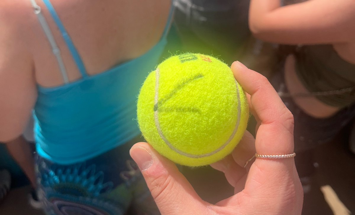È stato tutto bellissimo e ho ricevuto anche una V su una pallina da Janniksin. Organizzazione perfetta, vorrei dire al nostro caro presiedente che non ho fatto un minuto di fila per il bagno