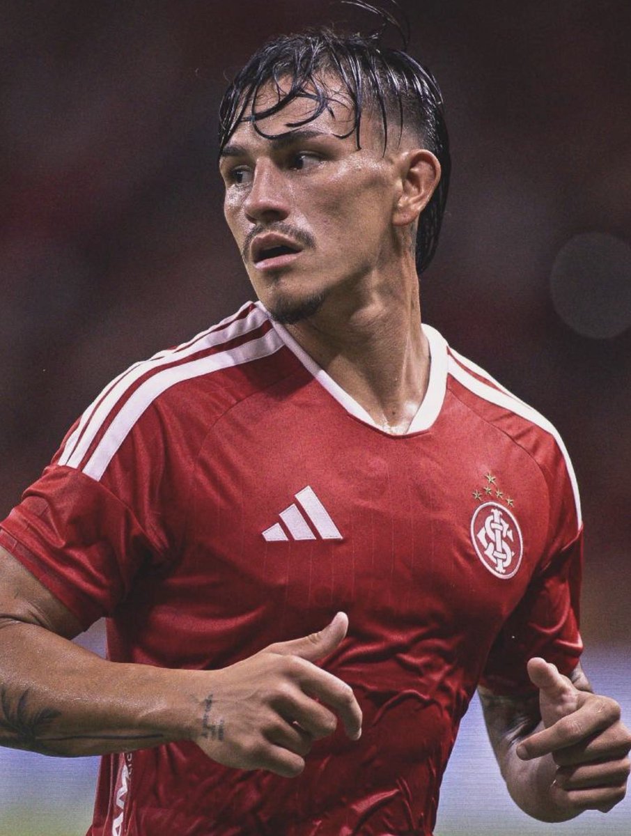 Bernabei tá virando artilheiro do Inter por um motivo simples: ele chuta.

Enquanto tem jogador que chega na área e tenta achar o passe perfeito, ele resolve. Sem frescura, sem medo de errar.

E no futebol é assim: quem chuta, tem mais chance de fazer gol. Mais um do melhor
